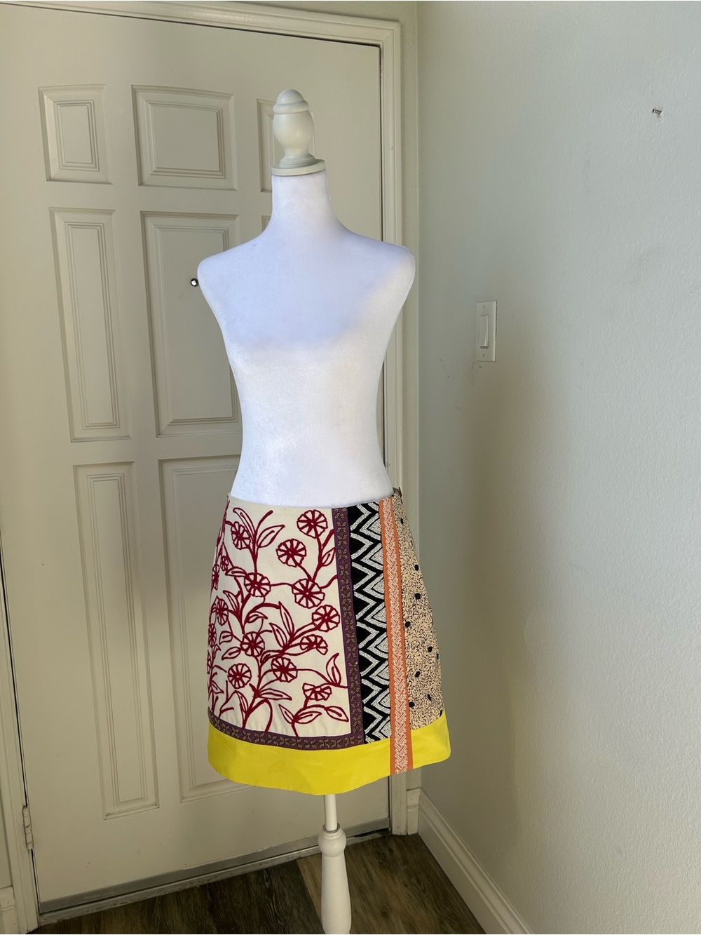 Anthropologie Leifnotes Embroidered Beaded  Mini Skirt Size 8 Boho